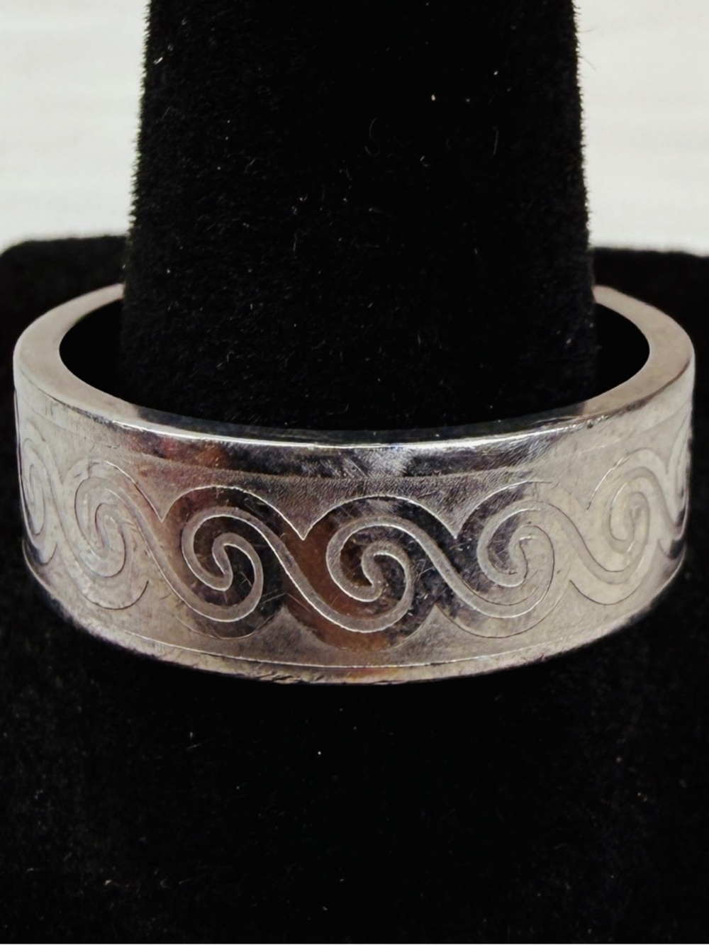 Vintage Silvertone etched size 10 3/4 band ring